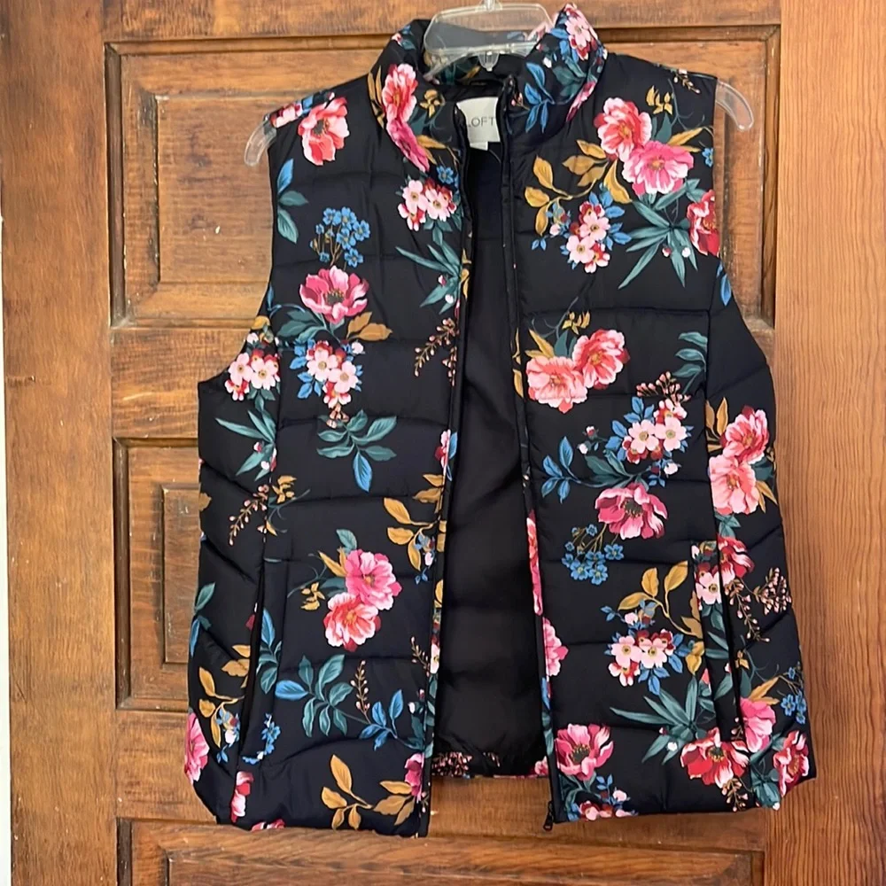 Loft puffy vest black floral size medium - Picture 1 of 4